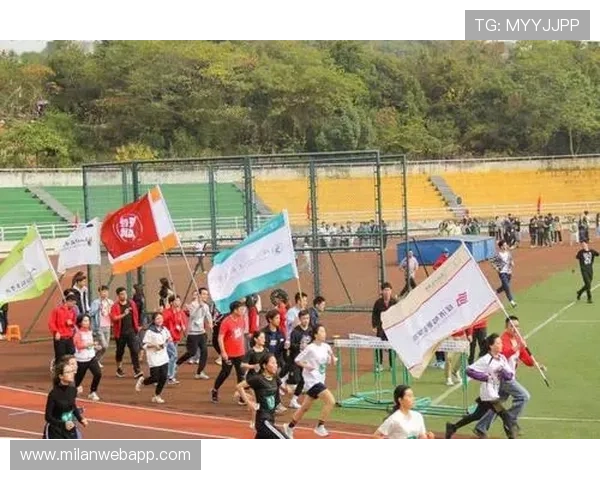 米兰女生版队歌现场演唱，感受青春与激情交织的足球热情瞬间